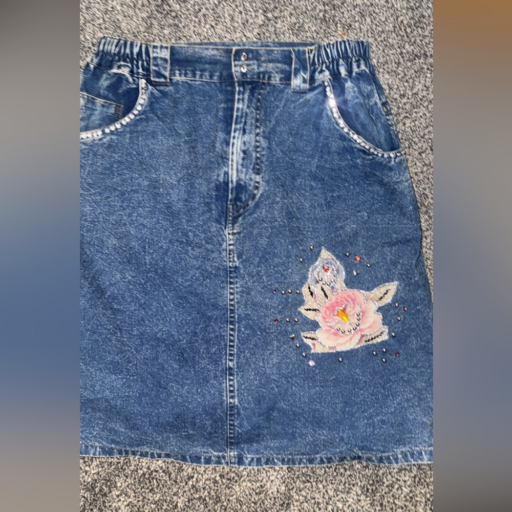 Sz M Vintage Denim Skirt with Floral Design